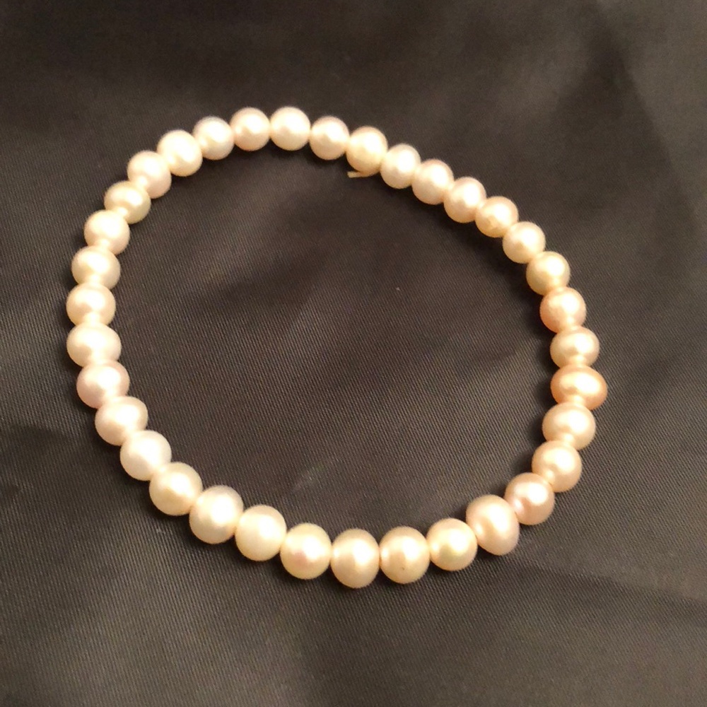 Stretch freshwater pearl bracelet